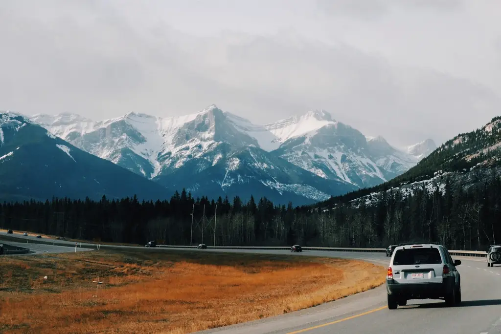 Camioneta en una carretera de montaña
